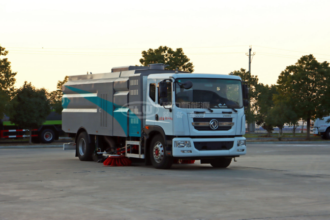 東風(fēng)HCQ5181TXSEQBEV純電動(dòng)洗掃車(chē)